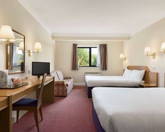 Days Inn by Wyndham Stafford - סטון - חדר שינה