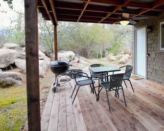 Sequoia Studio Retreat! Cozy Hut for up to 3 Guests - Close to Park - WiFi & AC - Three Rivers - Binnenhof