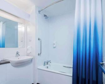 Travelodge Portsmouth - Portsmouth - Bathroom