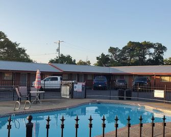 Vanguard Motel - Navasota - Pool