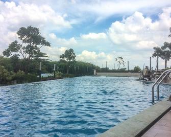 Homey and Warm Studio Apartment Oasis Cikarang - Cikarang - Piscina