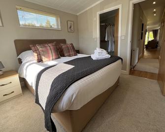 Hollicarrs - Dragonfly Lodge - York - Bedroom