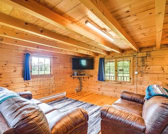 Bellevue Log Cabin with Gas Grill and Creek Access - Bellevue - Living room