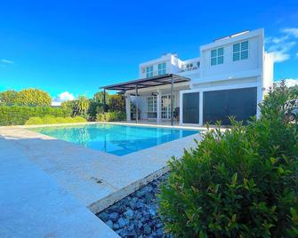 Charming 4-bedroom Estate with In-ground pool WiFi in San Juan - Guaynabo - Pool