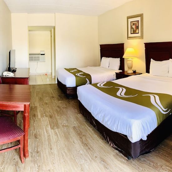 Bedroom view of Niagara Best Inn