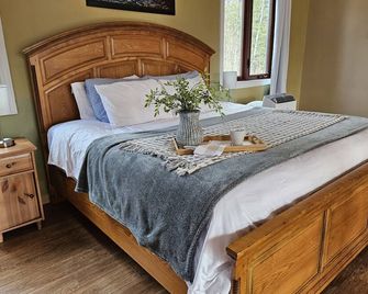 Nature lover’s retreat in the forest. Near hiking, skiing, swimming, etc\n - Val-des-Monts - Bedroom