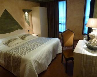 Residence Lago Rotondo - Mezzana - Bedroom