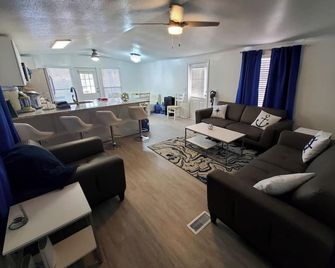 Waterfront Retreat, Spacious Outdoor Deck! Dogs - Mabank - Living room