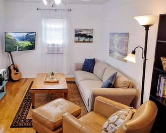 Pet Friendly Bungalow - Villas - Living room