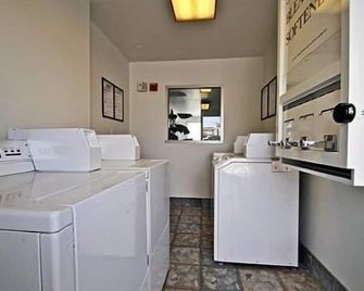 Hilltop Inn & Suites - Victorville - Wäscheservice