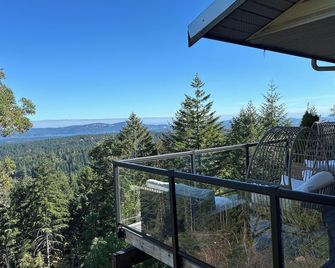 Entire room. Ocean,mountain view, hot tub,garden,deck,next to Mount Maxwell park - Duncan - Balcony