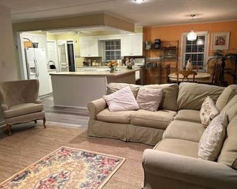 Emerald Isle, Atlantic Beach, Beaufort. Cottage is waterfront on ICW. - Newport - Sala de estar