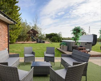 Deluxe 1 Bed Versace Hottub Skytv - Saffron Walden - Innenhof