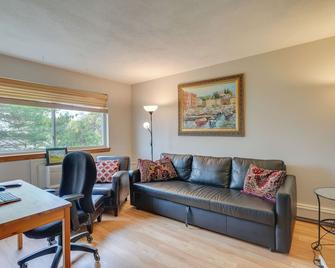 Wfh-Friendly Waltham Condo: 1 Mi To Riverwalk Park - Waltham - Living room