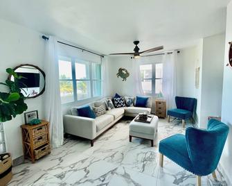 Ocean View Apartament With Patio / Bbq / Wifi, Beachfront - Manatí - Sala de estar