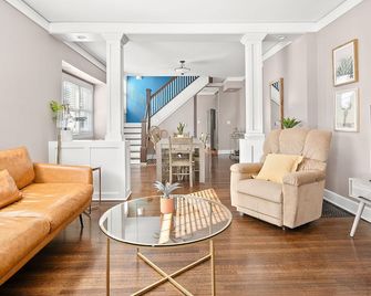 Adorable Broad Ripple Duplex - Indianapolis - Wohnzimmer