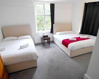 Gatwick Birchwood Lodge with Holiday Parking - Horley - Bedroom