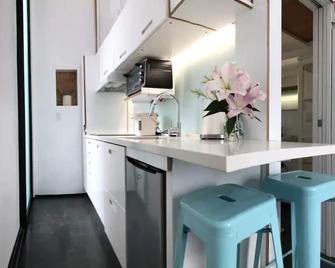 Custom Loft W Private Courtyard/Entrance & Parking Available 5 Steps From Door - Los Angeles - Kitchen