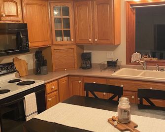 Home away from home right off the trail between Mineral Point and Darlington - Mineral Point - Cocina