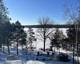 Charming Four Seasons Lake Front Renovated Cottage in Bala, Moon River Muskoka - Bala - Outdoors view