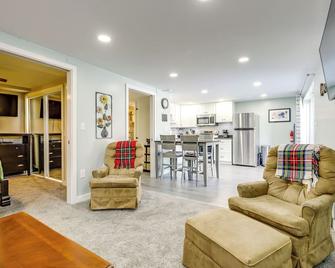 Close to Colleges Worcester Apt with Lake Access! - Worcester - Living room