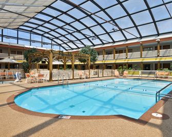 Best Western Plus Dubuque Hotel & Conference Center - Dubuque - Piscina