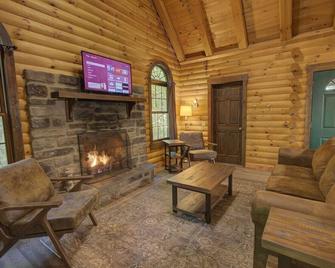Apple Blossom - Secluded Cabin Getaway with Hot Tub, Kitchen, and Fireplace - Millersburg - Obývací pokoj