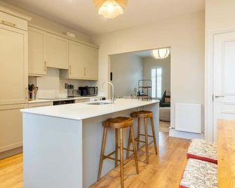 Guest Ready – Cozy Dublin Hideaway - Dublin - Kitchen