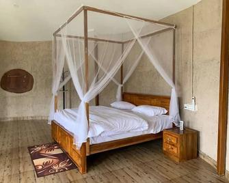 Rustic Charm Wayanad - The Stump (Treetop Suite) - Thirunelly - Bedroom