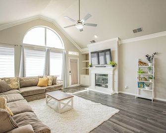 Modern 1 story - Great Location - Pet Friendly - Irving - Living room