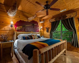Dreamy Cabin & Outdoor Oasis! Mins to Nat'l Park! - Townsend - Bedroom