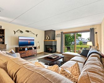 Perfect location! Steps from marina and downtown area! - Sister Bay - Sala de estar