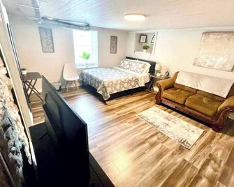 Updated efficiency unit attached to the Parlor on Paris - Rent both and save - Hannibal - Bedroom