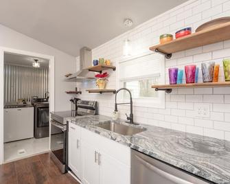 Country Cool Shangri-la - Elizabethtown - Kitchen