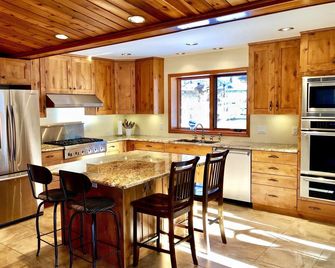 Coral Beach House; steps to the lake, dazzling views, gourmet kitchen, tranquil. - Lake Country - Кухня