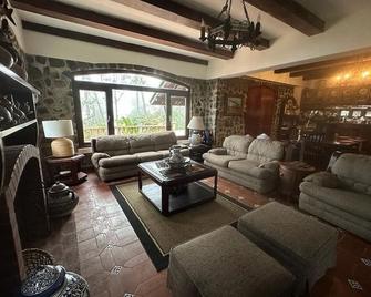 Cerro Azul Mountain Retreat - Panama - Pokój dzienny