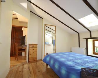 Four independent cottages in an old farmhouse with swimming pool - ‘Bordeaux’ - Saint-Quentin-la-Tour - Habitación