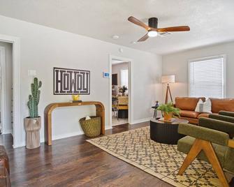 The Yellow Door House Walk To Ou Cozy Vibes - Norman - Living room