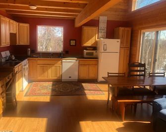 Getaway Home bordering beautiful Capt. Cook Park recreation area! - Kenai - Keuken