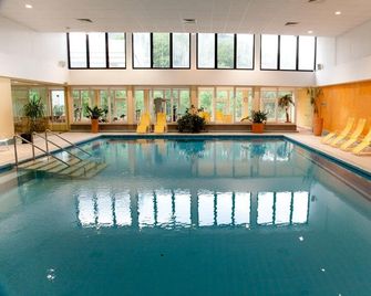Optimamed Gesundheitsresort St Josef - Bad Vigaun - Piscină