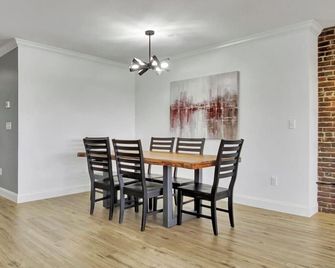 Penthouse 1-bedroom corporate apartment in Downtown Waterville! - Waterville - Їдальня