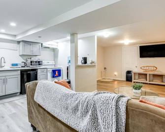 Pet-Friendly Elmont Apartment 17 Mi To Nyc! - Elmont - Kitchen