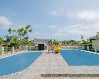 OYO 921 Hotel Ratu Pantai - Pelabuhanratu - Piscina