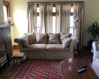 Light and Airy Apartment - Erie - Living room