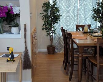 1-bdrm house with fireplace, AC and WiFi with 20 acres of trees scenic deck. - Kingston - Dining room