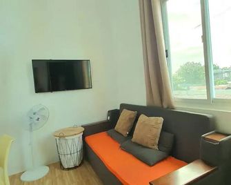 Lifestyle Stay - Happy Loft - Unit B8 - Cavite City - Living room