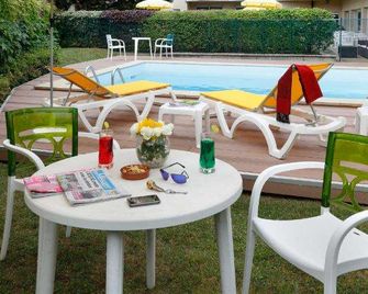 Logis Hotel Arc En Ciel - Thonon-les-Bains - Pool