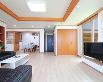 Ocean to You Resort Sokcho Seorak Beach Hotel and Condo - Sokcho - Sala de estar