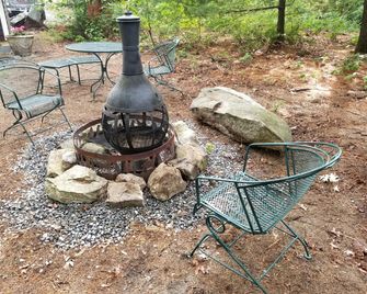 Idyllic Tiny House with a Chiminea Ideal for Weekend Getaways from Boston - Ayer - Patio