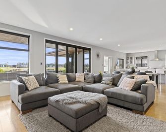 2BR Relax at Lake Hood Luxury Canal Home with Jetty - Ashburton - Living room